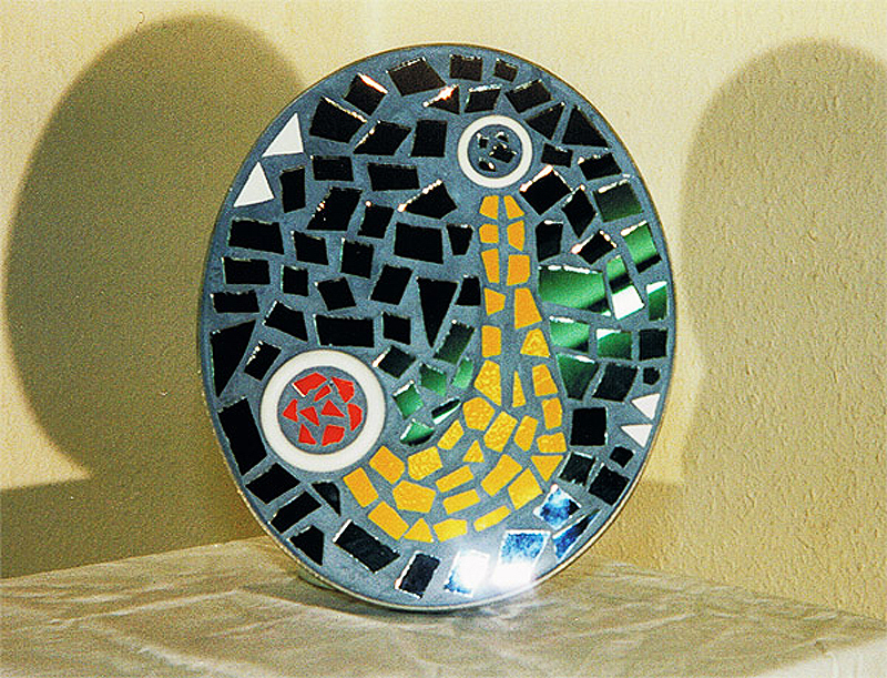 1988-03-2-Ringe-Keramik-Spiegel-Kunststoffringen-auf-Holz-23x27cm
