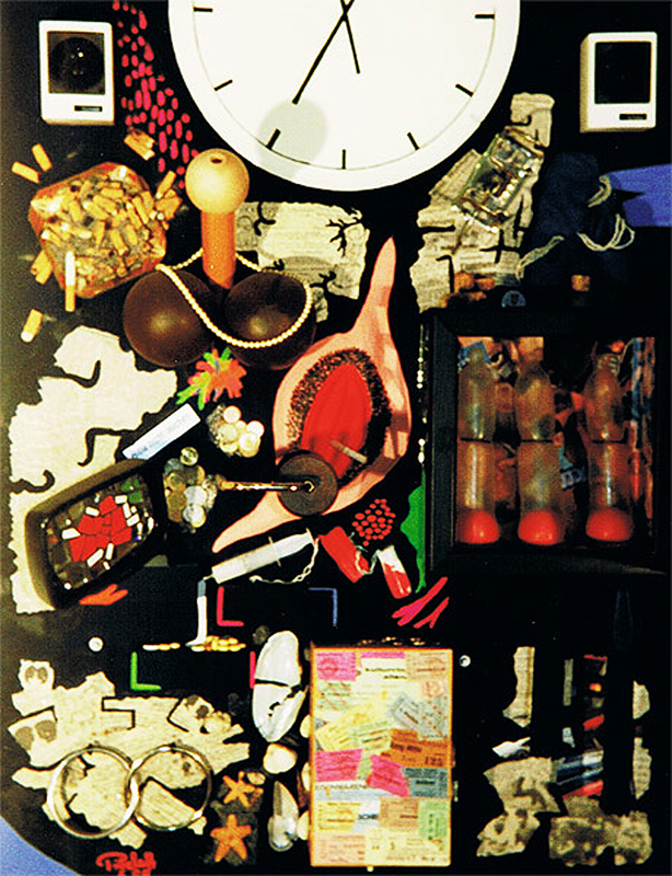 1988-06-Lebenstrilogie-2a-Zigaretten-Aschenbecher-Gips-Transistorradio-Lautsprecher-Kondome-Pumpe-Lampe-Spiegel-Spritze-Tabletten-Dispersion-und-mehr-auf-Holz-90x70cm