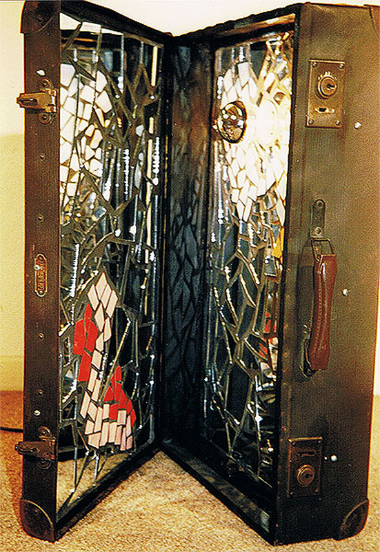 1988-07-Der-unendliche-Koffer-1-Spiegel-Keramik-auf-Holz-und-Gluehbirne-im-Koffer-18x65x39cm