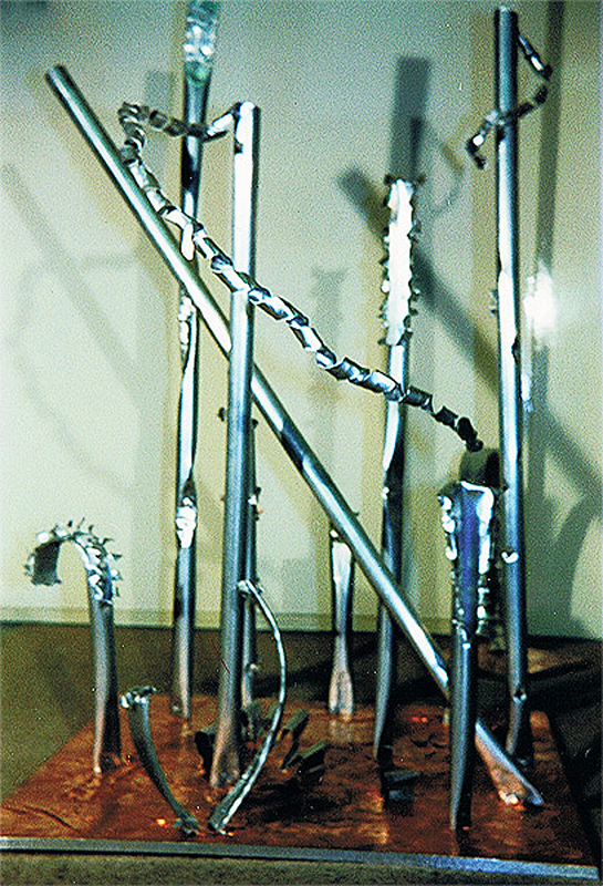1988-07-und-wieder-bin-ich-nicht-geflogen-2-Baugeruest-Aluminiumroehren-Kupferfolie-auf-Holz--90x90cm-und-30x30cm-142cmhoch