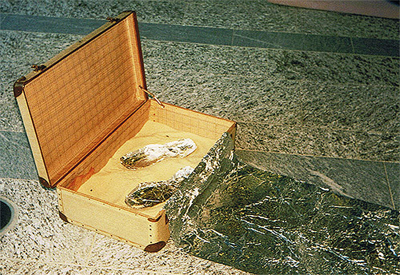 1989-03-Darf-ich-mit-Dir-ein-Stueck-des-Weges-gehen-1-Aluminiumfolie-ueber-Schaumstoff-mit-Grabschalen-und-Koffer-mit-Sand-Installation-ca8mtr