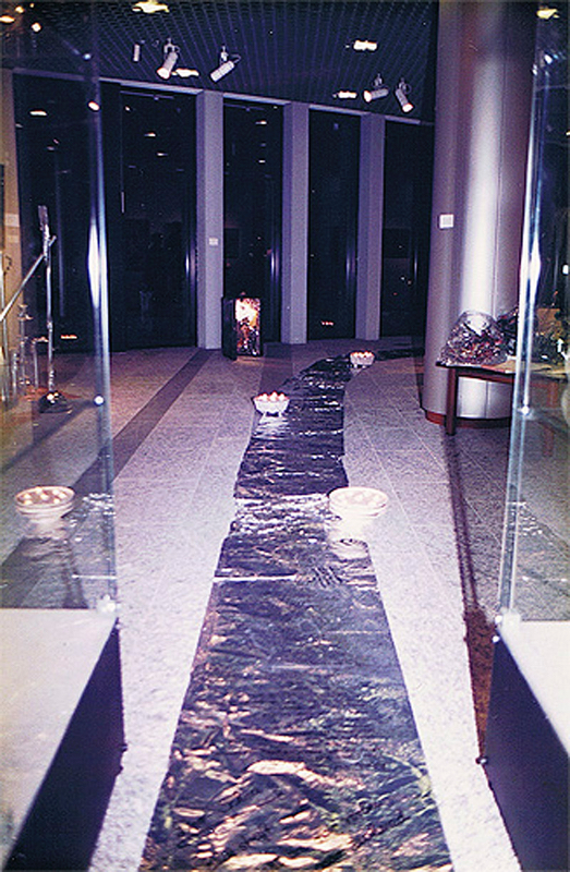 1989-03-Darf-ich-mit-Dir-ein-Stueck-des-Weges-gehen-3-Aluminiumfolie-ueber-Schaumstoff-mit-Grabschalen-und-Koffer-mit-Sand-Installation-ca8mtr
