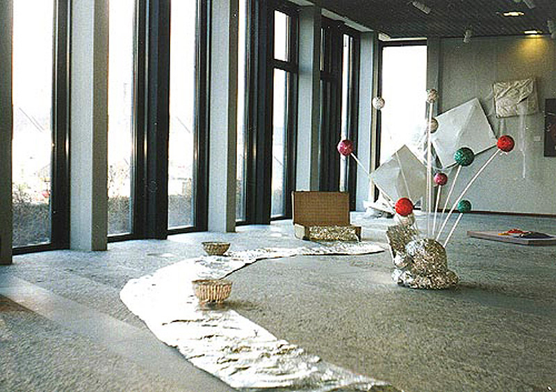 1989-03-Darf-ich-mit-Dir-ein-Stueck-des-Weges-gehen-4-Aluminiumfolie-ueber-Schaumstoff-mit-Grabschalen-und-Koffer-mit-Sand-Installation-ca8mtr