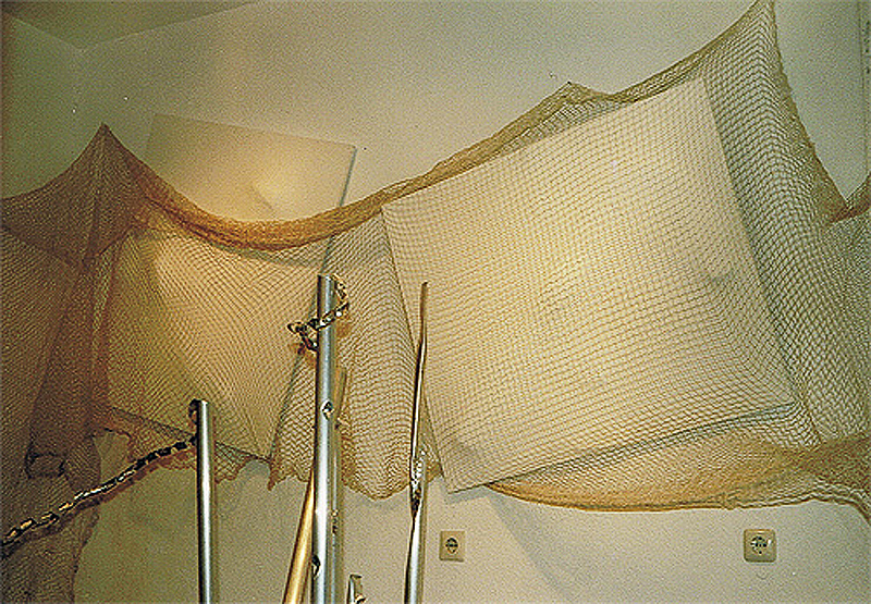 1989-05-Blickfang-1-Wandinstallation-mit-Fischernetz-Werkstatt-Altena