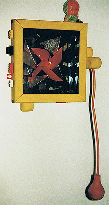 1993-03-Lebenstrilogie-Neu-1-Windmuehle-und-Spiegel-in-Kasten-mit-Blasebalk-Puppe-Legosteinen-und-Wuerfel-24,5x25,5x13,5cm
