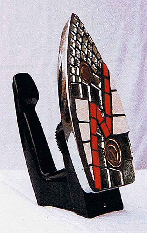 1993-07-Buegeleisen-mit-Mosaik-1-Spiegel-Keramik-Mosaik-mit-Metallringen-auf-Buegeleisen-12,5x24x11cm