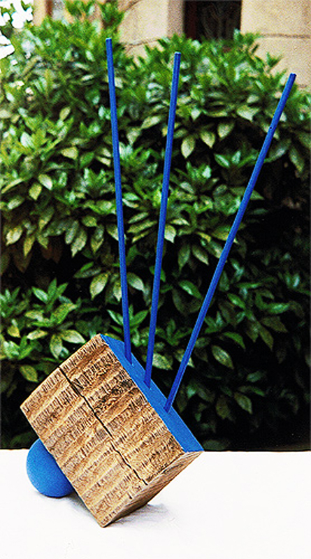1994-02-Holzobjekt-mit-blauer-Kugel-2-wandelbares-4teiligesHolzobjekt-mit-Kugel-und-3-Staeben-mit-Dispersionsfarbe-gewachst
