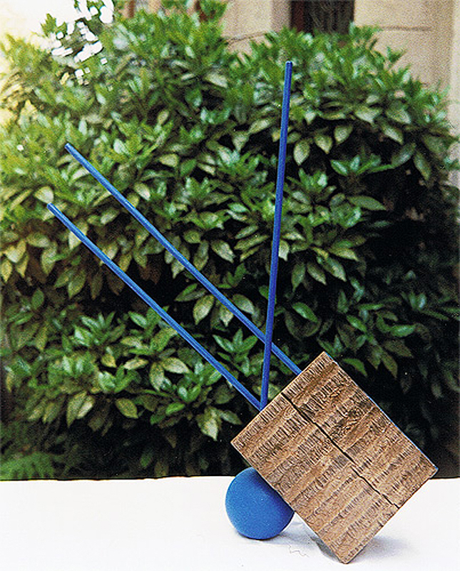 1994-02-Holzobjekt-mit-blauer-Kugel-5-wandelbares-4teiligesHolzobjekt-mit-Kugel-und-3-Staeben-mit-Dispersionsfarbe-gewachst