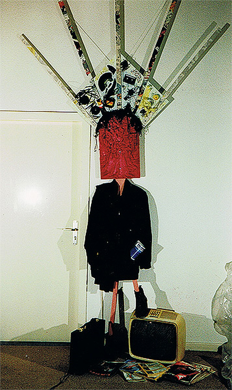 1988-06-Hirnfuetterung-1-Informatica-Installation-Holz-Gips-Jacke-Fernseher-Aktenkoffer-und-mehr-ca3mtr-hoch