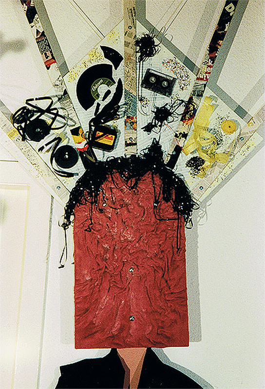 1988-06-Hirnfuetterung-2-Informatica-Installation-Holz-Gips-Jacke-Fernseher-Aktenkoffer-und-mehr-ca3mtr-hoch