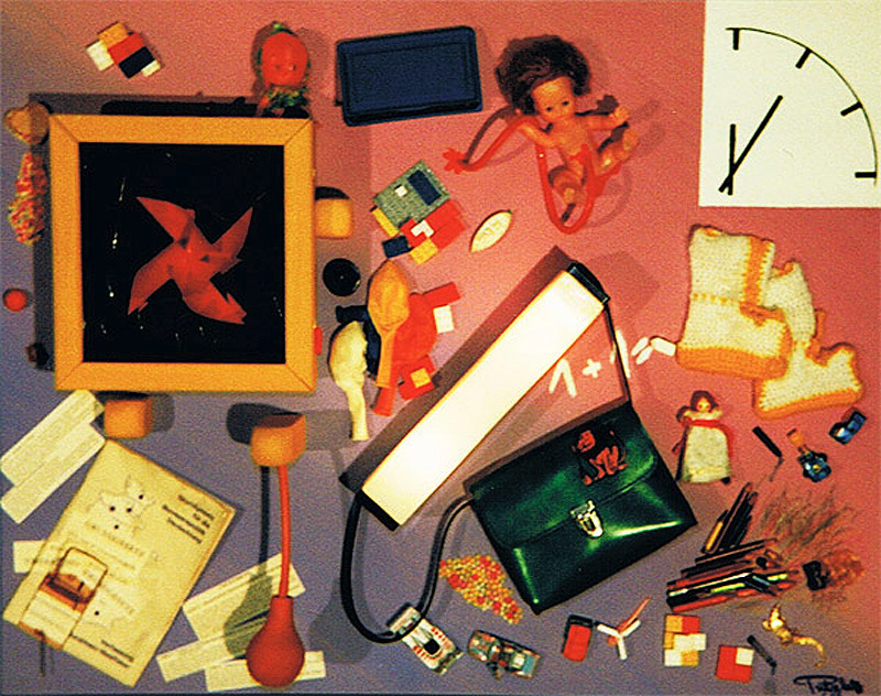 1988-06-Lebenstrilogie-1-Spielzeug-Buttertasche-Kreide-Puppen-Windmuehle-Grundgesetz-goldenes-Krokodil-Mausefalle-Lampe-Buntstifte-Spiegel-Dispersion-und-mehr-auf-Holz-90x70cm