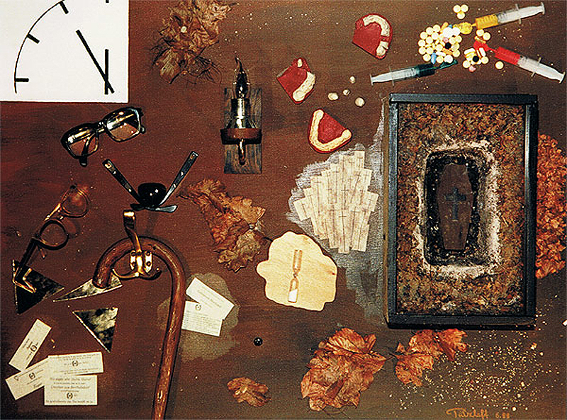 1988-06-Lebenstrilogie-3-Gips-Dispersion-Brillen-Lampe-Laub-Sanduhr-Gebissabdruecke-Tabletten-Spritze-Sand-Steine-und-mehr-auf-Holz-90x70cm