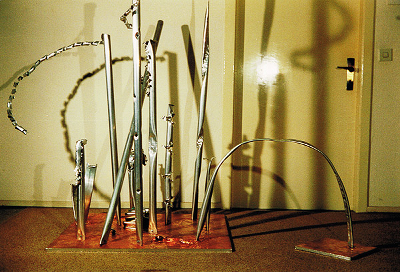 1988-07-und-wieder-bin-ich-nicht-geflogen-1-Baugeruest-Aluminiumroehren-Kupferfolie-auf-Holz--90x90cm-und-30x30cm-142cmhoch