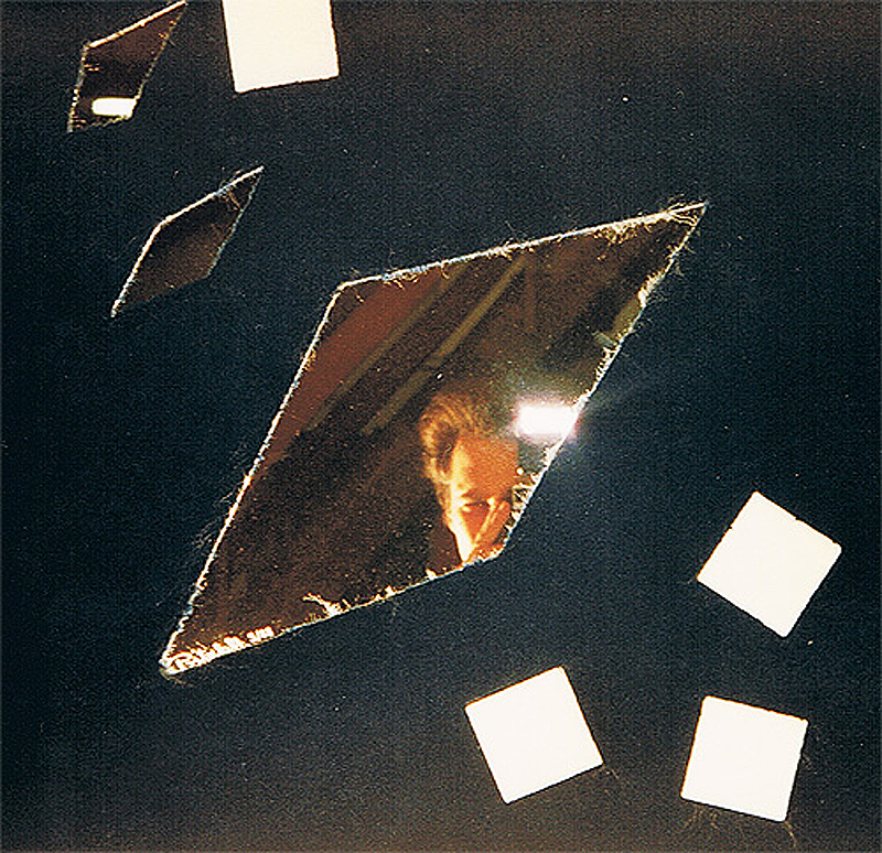 1988-09-Ohne-Titel-Teppichboden-Keramik-Spiegel-auf-Holz-50x50cm