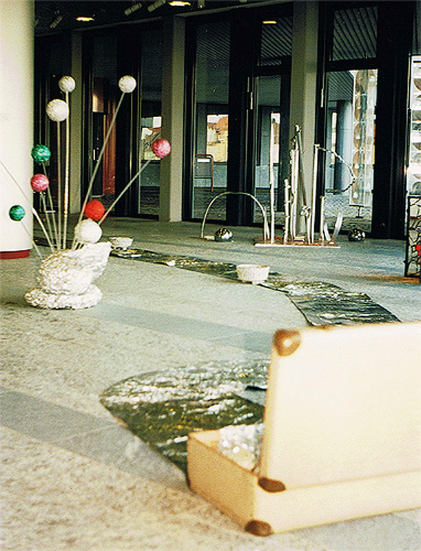 1989-03-Darf-ich-mit-Dir-ein-Stueck-des-Weges-gehen-2-Aluminiumfolie-ueber-Schaumstoff-mit-Grabschalen-und-Koffer-mit-Sand-Installation-ca8mtr