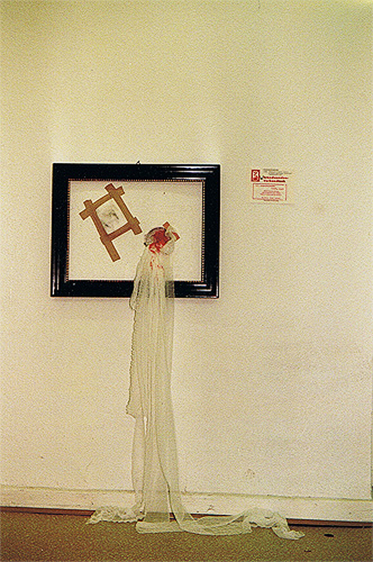 1989-04-Wand-Wunden-Verband-Wandinstallation-Bilderrahmen-Wundverband-Mullbinden-Dispersionsfarbe-Werkstatt-Altena