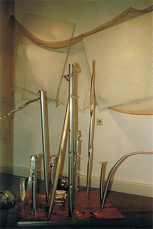 1989-05-Blickfang-2-Wandinstallation-mit-Fischernetz-im-Vordergrund-und-wieder-bin-ich-nicht-geflogen-Werkstatt-Altena