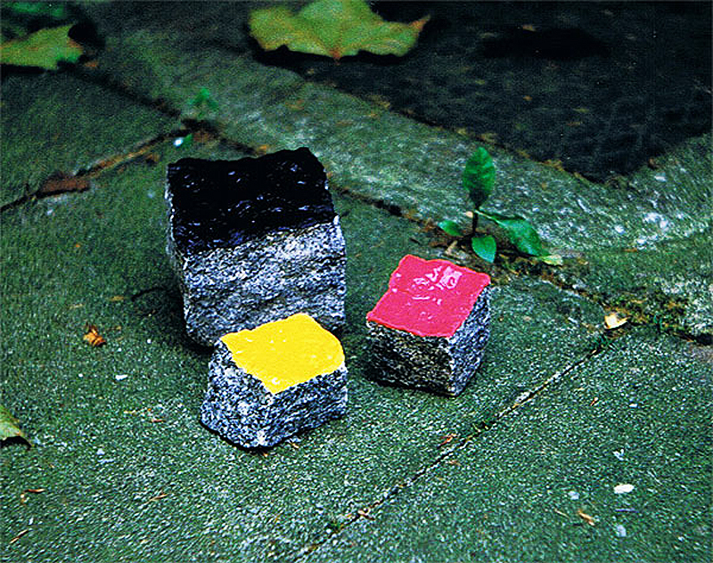 1992-11-Moelln-Souvenirs-Moellner-Wurfgeschosse-Dispersion-auf-Pflastersteine