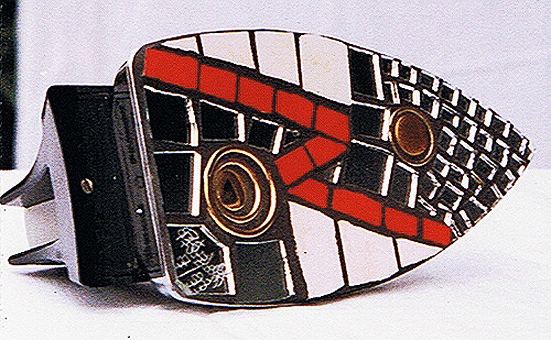 1993-07-Buegeleisen-mit-Mosaik-2-Spiegel-Keramik-Mosaik-mit-Metallringen-auf-Buegeleisen-12,5x24x11cm