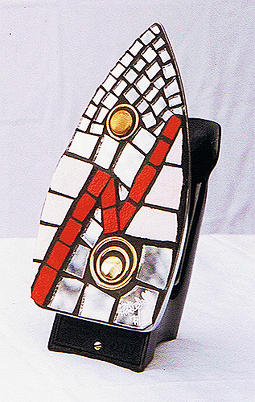 1993-07-Buegeleisen-mit-Mosaik-3-Spiegel-Keramik-Mosaik-mit-Metallringen-auf-Buegeleisen-12,5x24x11cm