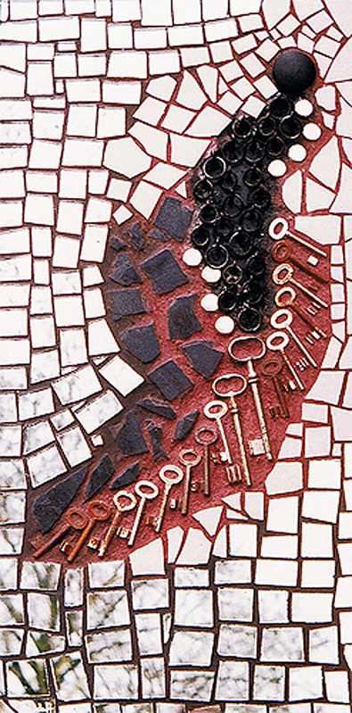 1993-09-Mosaik-mit-Schluesseln-Metallringen-Schrauben-Moebelgleitern-auf-Holz-40x80cm