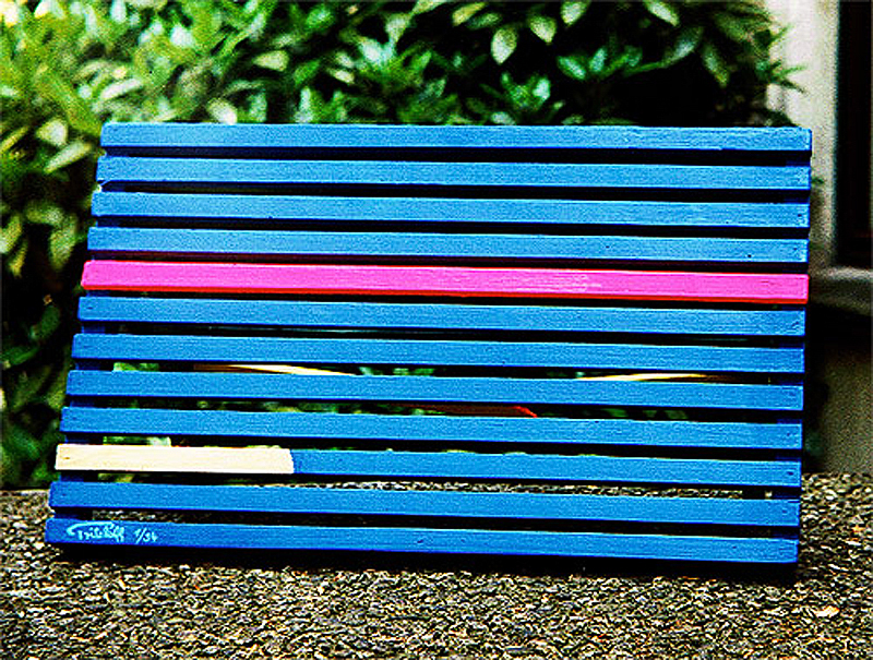 1994-01-Eins-Rot-1-Wand-oder-Bodenobjekt-Dispersion-und-Leuchtfarbe-auf-Holzgestell-48x29x4cm