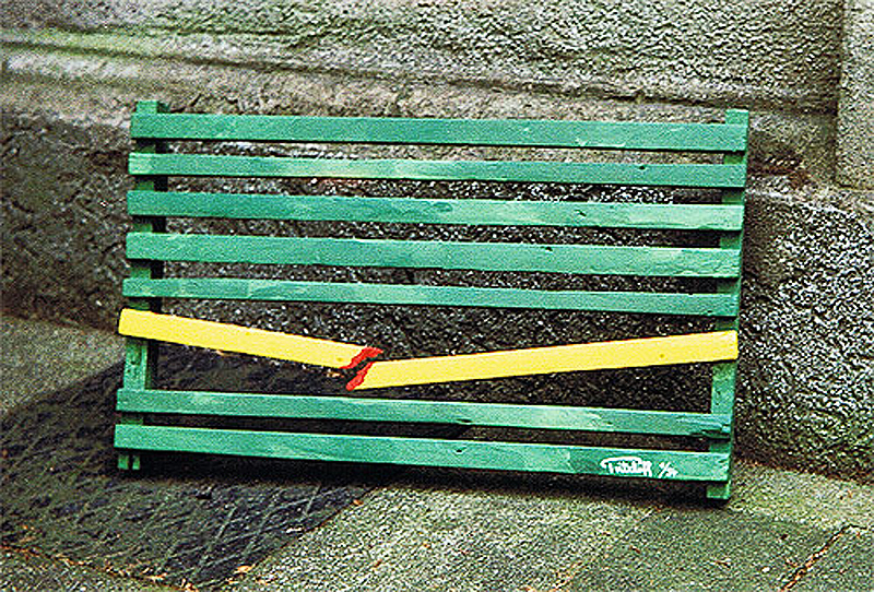 1994-01-Eins-gebrochen-1-Dispersion-und-Leuchtfarbe-auf-Holzgestell-48x29x4cm