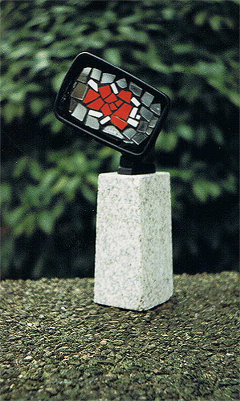 1994-01-Meilenstein-Autospiegel-mit-Spiegel-Keramik-Mosaik-auf-Stein-16,5x36,5cm