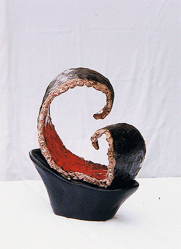 1994-01-Umarmung-2teiliges-Tonobjekt-glasiert-und-Dispersionsfarbe-14x19x22cm