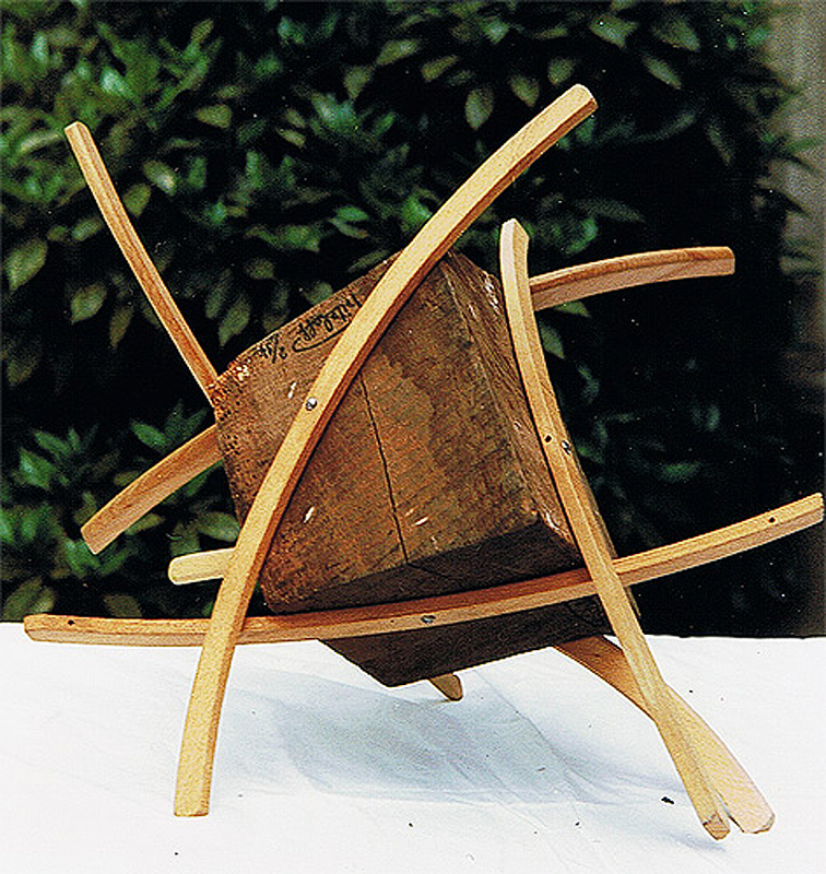 1994-02-Balance-2-Holzobjekt-wandelbar-mit-6-Holz-Kleiderbuegel-an-Holzklotz-42x42x42cm