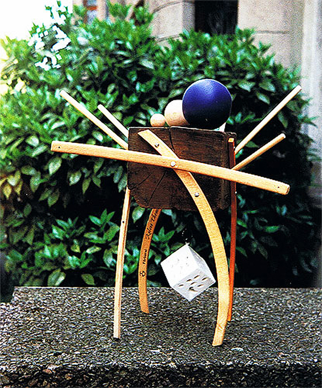 1994-02-Balance-3-Basis-X-Holzobjekt-auf-Kleiderbuegel-Fuessen-Holzkugeln-Holzstaebe-mit-Dispersion-Holzklotz-an-Kette-42cmx43x50cm