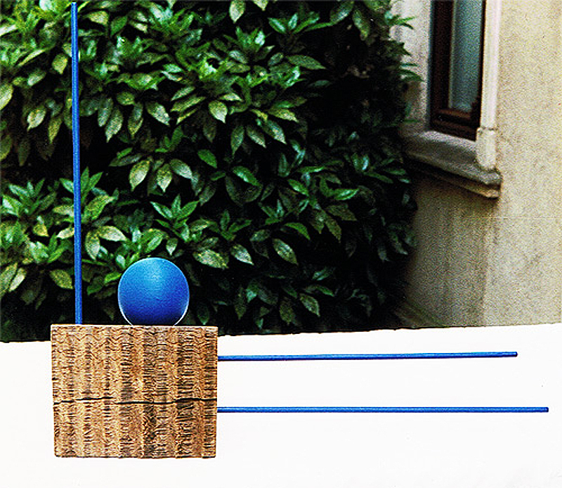 1994-02-Holzobjekt-mit-blauer-Kugel-1-wandelbares-4teiligesHolzobjekt-mit-Kugel-und-3-Staeben-mit-Dispersionsfarbe-gewachst