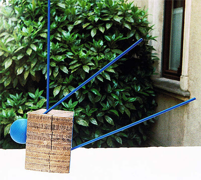 1994-02-Holzobjekt-mit-blauer-Kugel-3-wandelbares-4teiligesHolzobjekt-mit-Kugel-und-3-Staeben-mit-Dispersionsfarbe-gewachst