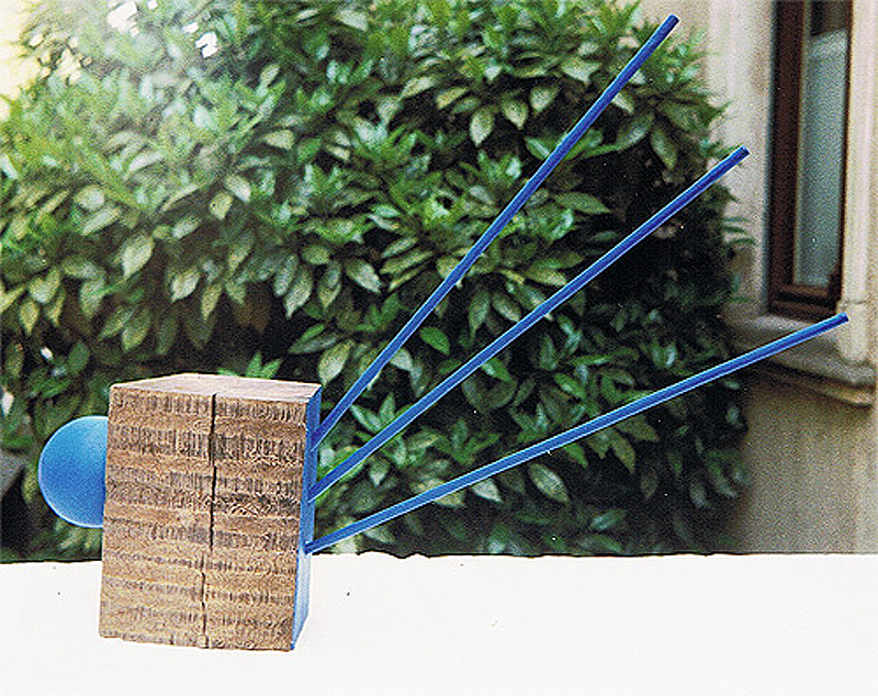 1994-02-Holzobjekt-mit-blauer-Kugel-4-wandelbares-4teiligesHolzobjekt-mit-Kugel-und-3-Staeben-mit-Dispersionsfarbe-gewachst