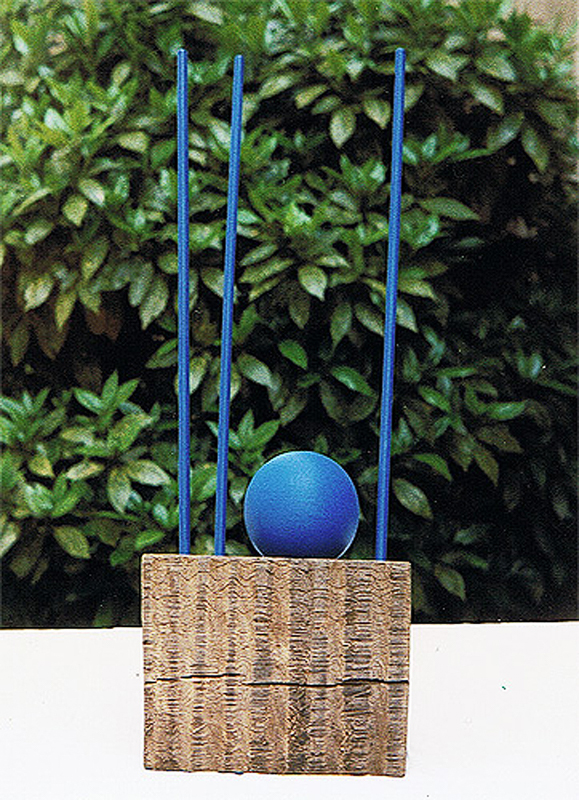1994-02-Holzobjekt-mit-blauer-Kugel-6-wandelbares-4teiligesHolzobjekt-mit-Kugel-und-3-Staeben-mit-Dispersionsfarbe-gewachst